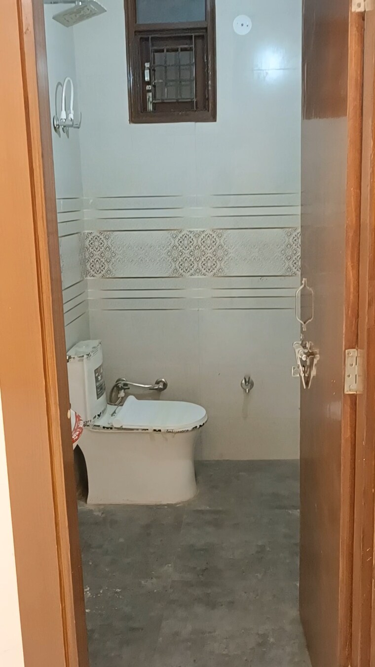 Bathroom, shalimar garden extension i 3 Bedroom 1100 Sq.Ft. Builder Floor In Shalimar Garden Extension I Ghaziabad 8868943