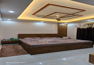 Bedroom in 4 BHK Apartment at Santoshpur – for Rent
