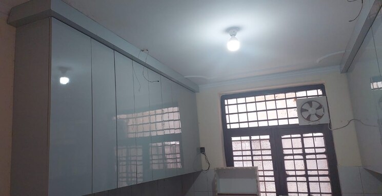 Room, sector 46 4 Bedroom 300 Sq.Mt. Independent House In Sector 46 Noida 8869082