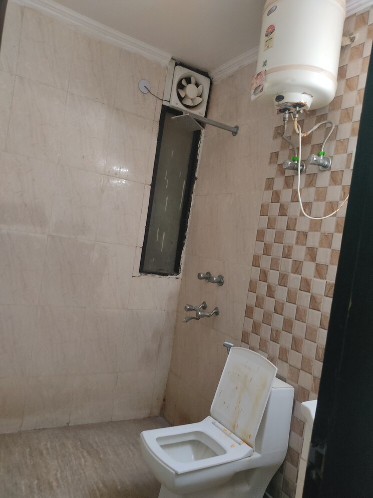 Bathroom, vasant enclave 3 Bedroom 125 Sq.Yd. Builder Floor In Vasant Enclave Delhi 8869044