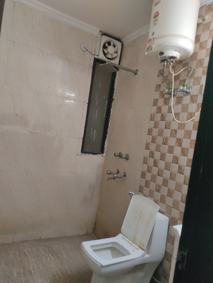 Kitchen, vasant enclave 3 Bedroom 125 Sq.Yd. Builder Floor In Vasant Enclave Delhi 8869044