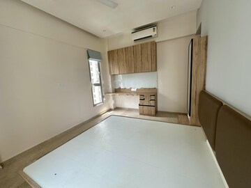 Room in 2 BHK Apartment at Piramal Vaikunth, Balkum Pada – for Rent