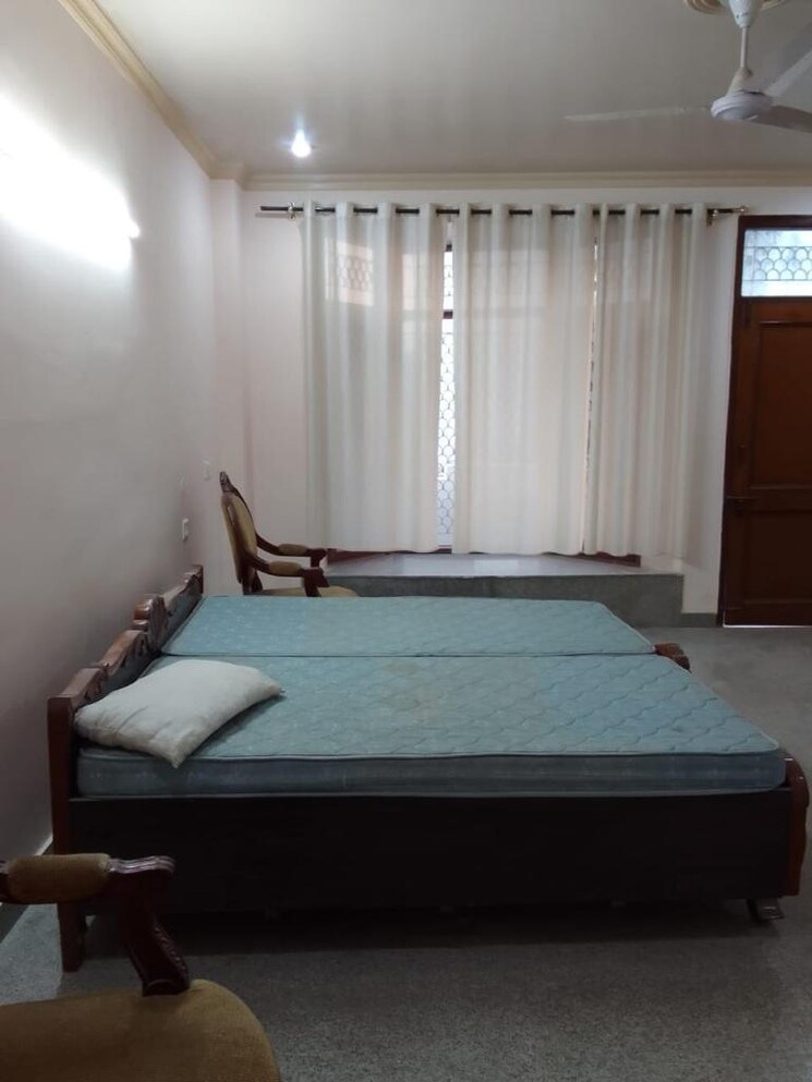 Bedroom, chanakyapuri 4 Bedroom 700 Sq.Yd. Builder Floor In Chanakyapuri Delhi 8869336