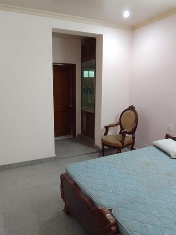 Room in 4 BHK Builder Floor at Chanakyapuri – for Rent