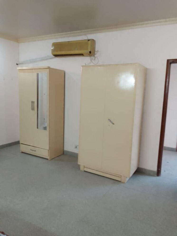 Room, chanakyapuri 4 Bedroom 700 Sq.Yd. Builder Floor In Chanakyapuri Delhi 8869336