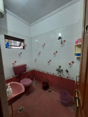 Master Bedroom in 2.5 BHK Villa at Gomti Nagar – for Rent