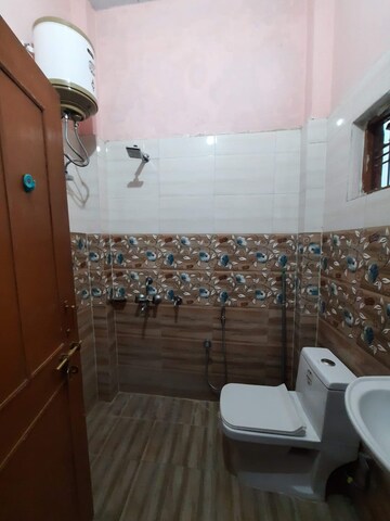Bathroom in 2.5 BHK Villa at Gomti Nagar – for Rent