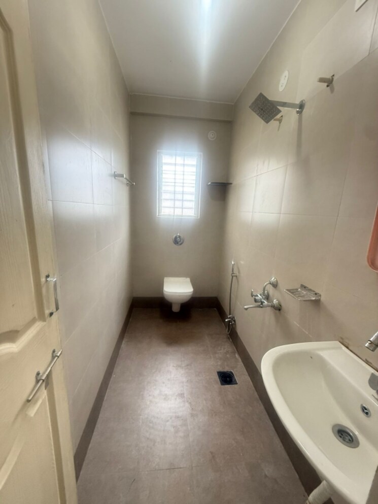 Bathroom, shivaji-chs 1 Bedroom 500 Sq.Ft. Apartment In Gokhalenagar Pune 8869648