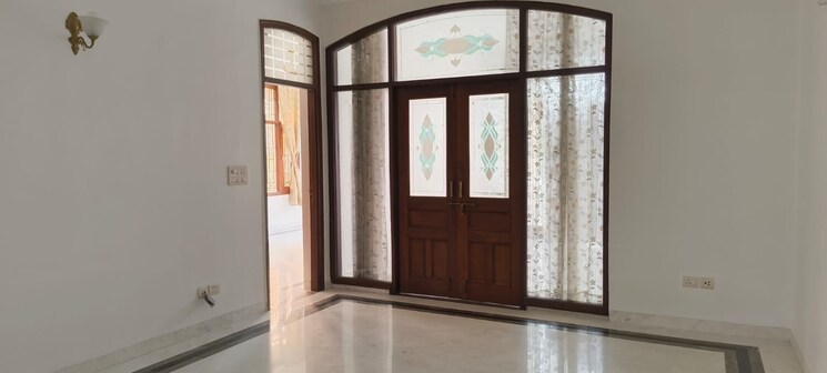 Room, sector 31 3 Bedroom 450 Sq.Mt. Independent House In Sector 31 Noida 8869846