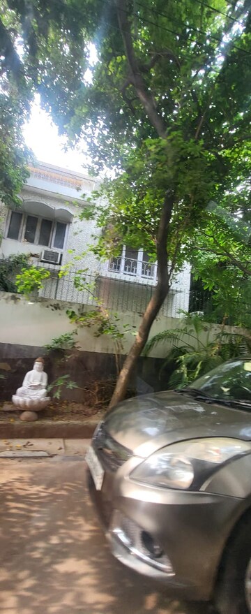 Balcony in 6+ BHK Builder Floor at Defence Colony – for Rent