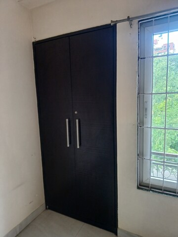 Room in 4 BHK Apartment at Geetanagar – for Rent