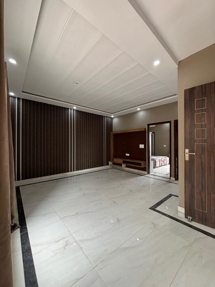 Room, sector 127 2 Bedroom 105 Sq.Yd. Apartment In Sector 127 Mohali 8870241