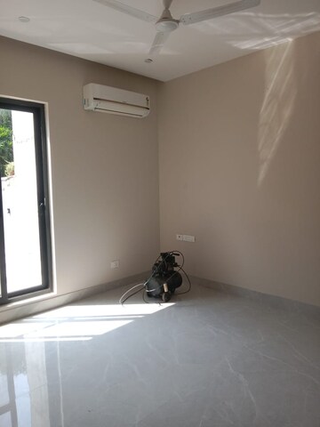 Room in 6 BHK Villa at South City 1 – for Rent