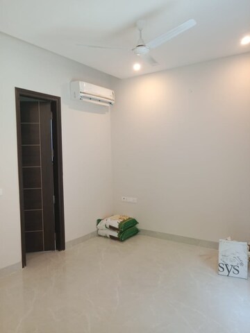 Room in 6 BHK Villa at South City 1 – for Rent