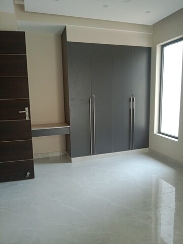 Room in 6 BHK Villa at South City 1 – for Rent
