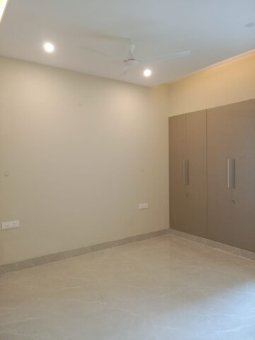 Room in 6 BHK Villa at South City 1 – for Rent