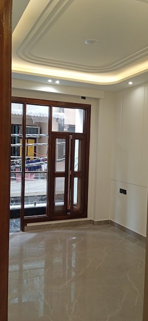 Room in 3 BHK Builder Floor at Igi Airport Area – for Sale