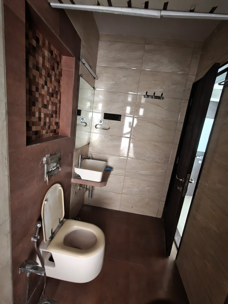 Bathroom, vas-pushp-vinod-2 3 Bedroom 965 Sq.Ft. Apartment In Borivali West Mumbai 8871319