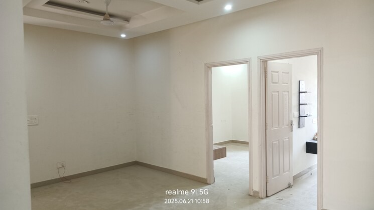 Room, dhakoli 3 Bedroom 115 Sq.Yd. Apartment In Dhakoli Zirakpur 8871387