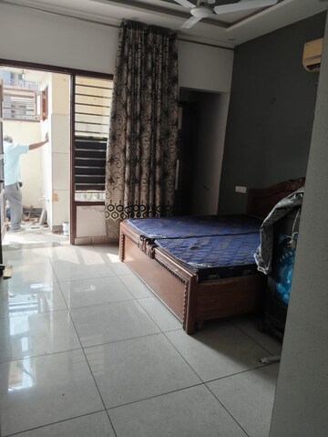 Room in 2 BHK Builder Floor at Aerocity – for Rent