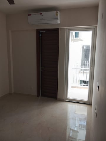 Room in 2.5 BHK Builder Floor at Smart World Gems, Sector 89 – for Rent