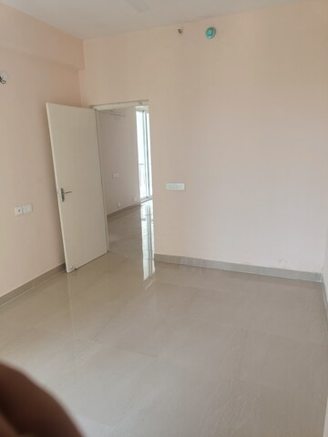 Room in 3 BHK Apartment at Amrapali Dream Valley, Tech Zone 4 Greater Noida – for Rent