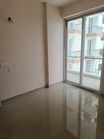 Room in 3 BHK Apartment at Amrapali Dream Valley, Tech Zone 4 Greater Noida – for Rent