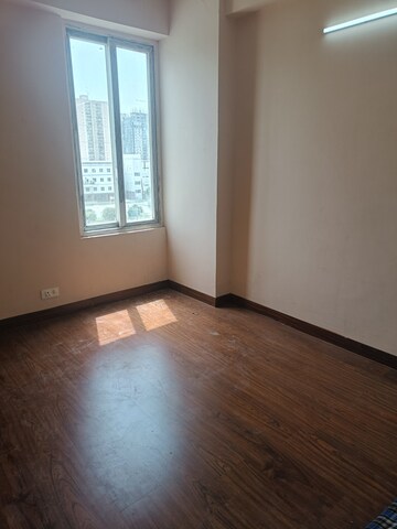 Room in 3 BHK Apartment at Amrapali Dream Valley, Tech Zone 4 Greater Noida – for Rent