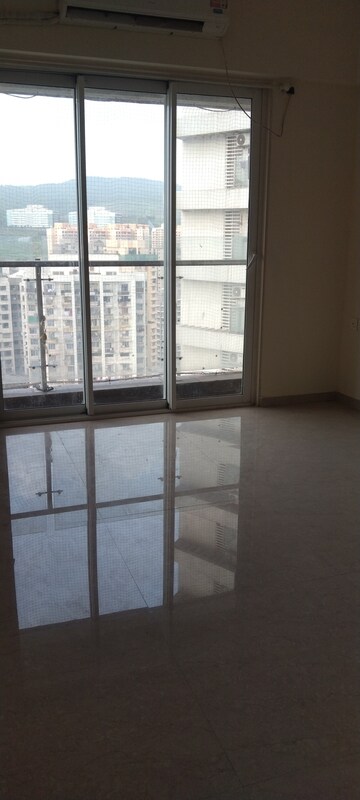 Room in 2 BHK Apartment at JP Decks, Goregaon East – for Rent