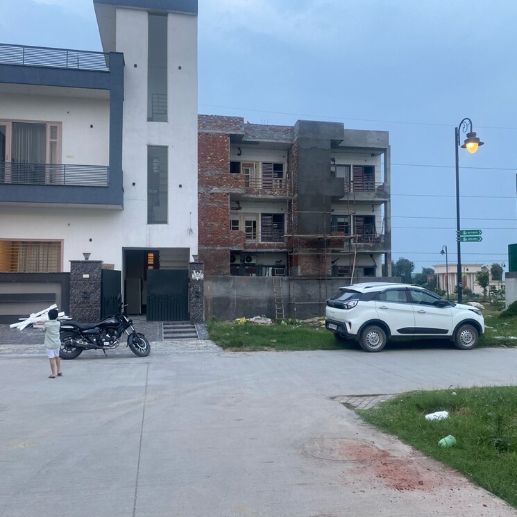  Parking, sector 28  136 Sq.Yd. Plot In Sector 28 Karnal 8872772