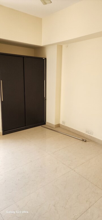 Room in 3 BHK Apartment at Unitech Escape, Sector 50 – for Rent