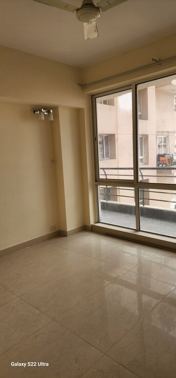 Room in 3 BHK Apartment at Unitech Escape, Sector 50 – for Rent
