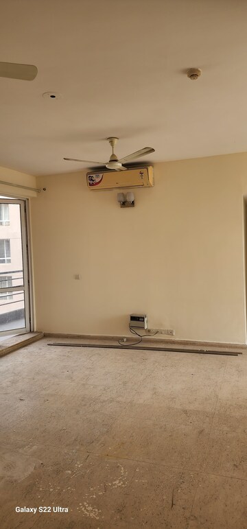 Room in 3 BHK Apartment at Unitech Escape, Sector 50 – for Rent