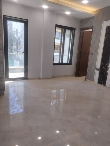 Room in 2 BHK Apartment at BPTP Discovery Park, Sector 80 – for Sale