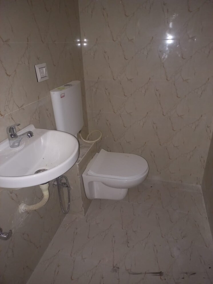 Bathroom, giriraj-chs-naupda 1 Bedroom 450 Sq.Ft. Apartment In Naupada Thane 8872927