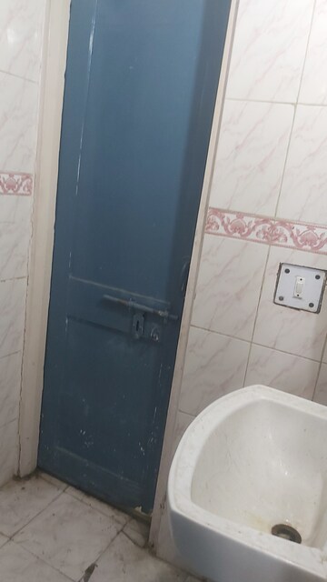 Furnished Amenities in 1.5 BHK Apartment at Mayur Vihar – for Rent
