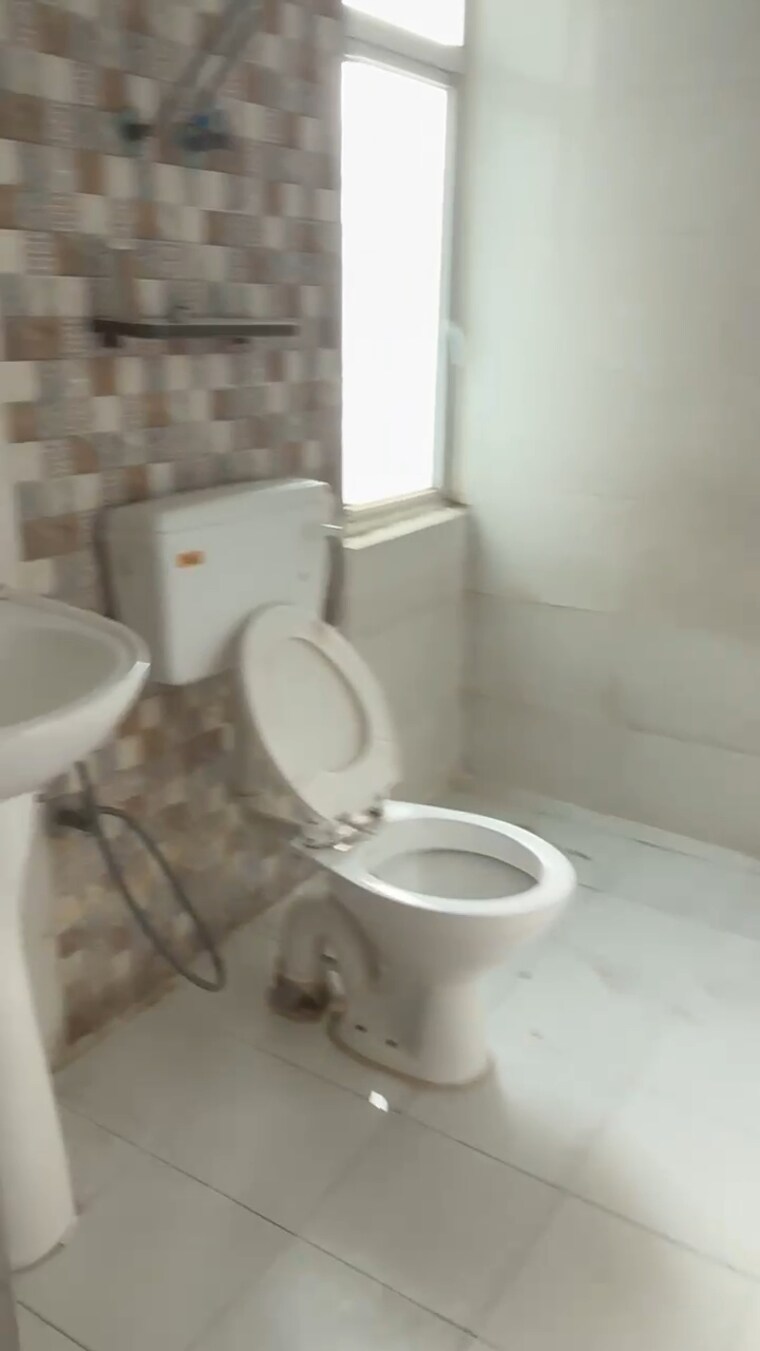 Bathroom, galaxy-north-avenue 3 Bedroom 1250 Sq.Ft. Apartment In Gaur City 1 Greater Noida 8873151