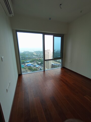 Room in 2 BHK Apartment at Piramal Aranya Avyan, Byculla – for Rent