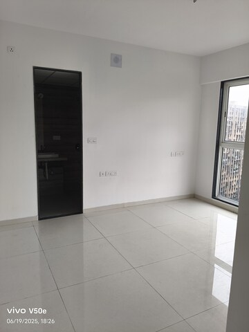 Room in 3 BHK Apartment at Runwal Nirvana, Parel – for Rent