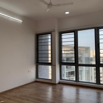 Room in 2.5 BHK Apartment at Imperial Heights Goregaon West, Best Nagar – for Rent