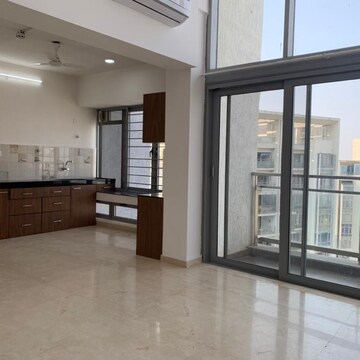 Room in 2.5 BHK Apartment at Imperial Heights Goregaon West, Best Nagar – for Rent