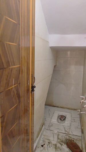 Room in 6+ BHK Independent House at Dwarka Mor – for Sale