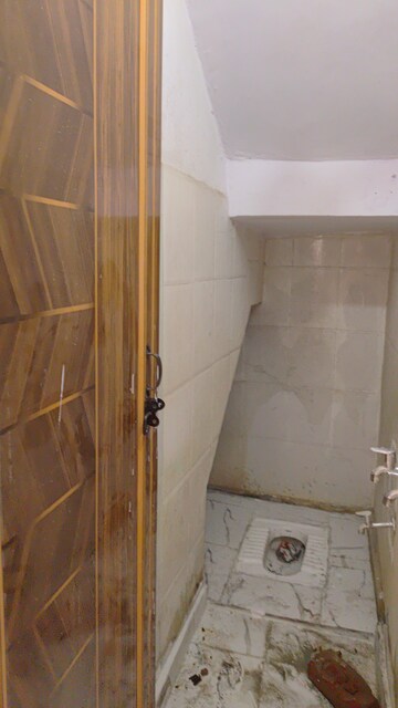 Room in 6+ BHK Independent House at Dwarka Mor – for Sale