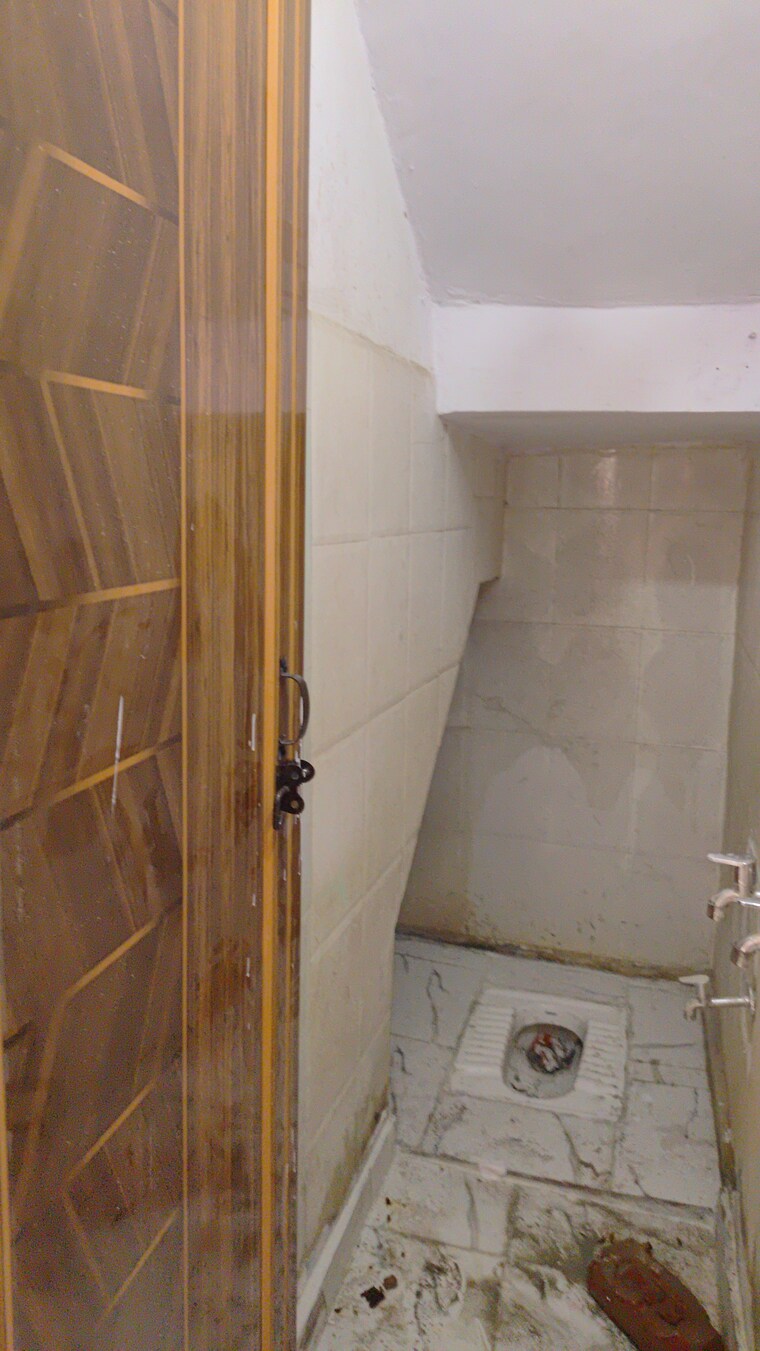 Room, dwarka mor 6+ Bedroom 40 Sq.Yd. Independent House In Dwarka Mor Delhi 8873353