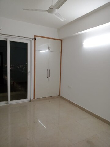 Room in 2 BHK Apartment at Amrapali Golf Homes, Sector 4 Greater Noida – for Rent
