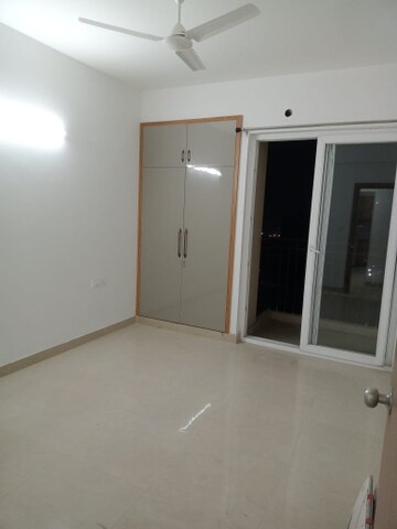 Room in 2 BHK Apartment at Amrapali Golf Homes, Sector 4 Greater Noida – for Rent