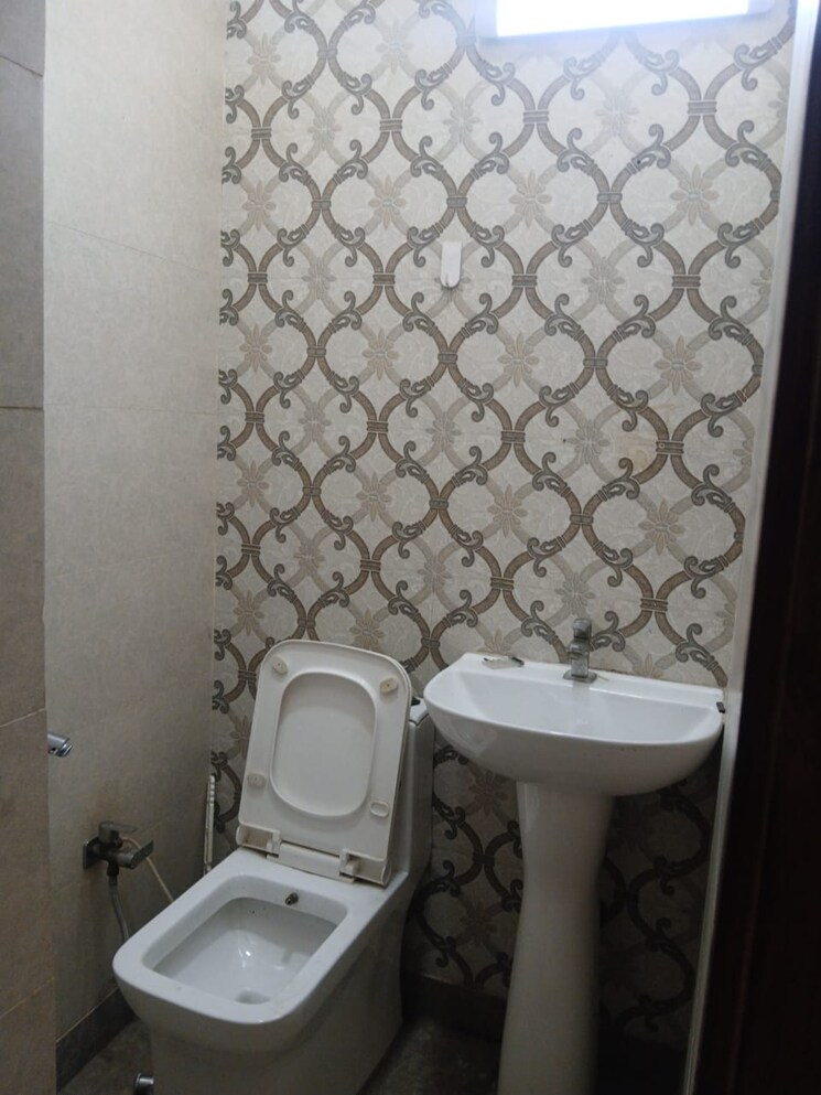 Bathroom, navbharat-apartments 3 Bedroom 1350 Sq.Ft. Apartment In Paschim Vihar Delhi 8873443