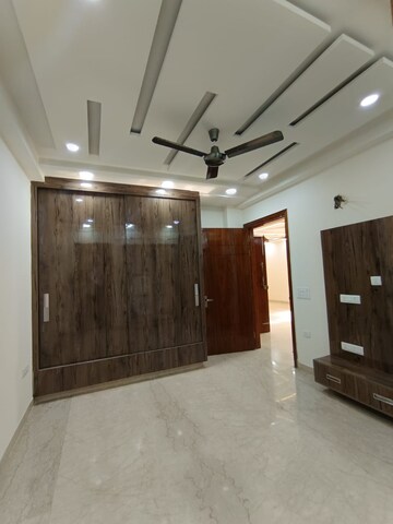 Room in 3 BHK Apartment at Sahridaya Apartments, Paschim Vihar – for Rent