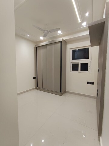 Room in 2.5 BHK Apartment at Jahaz Apartments, Paschim Vihar – for Rent