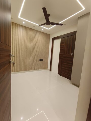 Room in 2.5 BHK Apartment at Jahaz Apartments, Paschim Vihar – for Rent